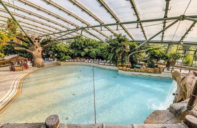 Nice apartment in villa for 4 guests with pool, WIFI, hot tub, terrace and parking
