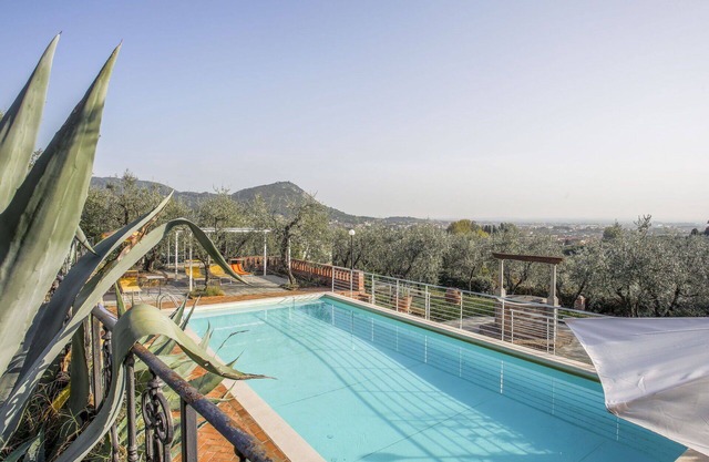 Nice apartment for 6 guests with hot tub, WIFI, pool, TV, patio, pets allowed and parking