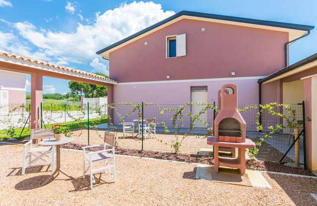 Nice apartment for 7 guests with A/C, private pool, WIFI, TV, terrace, pets allowed and parking