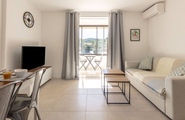 Nice apartment for 4 people with A/C, WIFI, TV and balcony