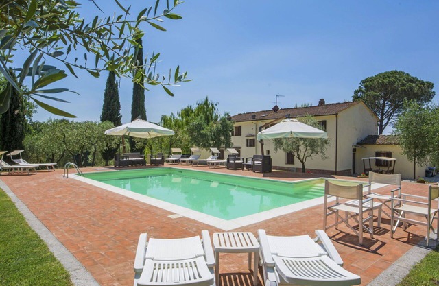 Nice apartment in villa for 14 guests with WIFI, private pool, TV, balcony, pets allowed and par.