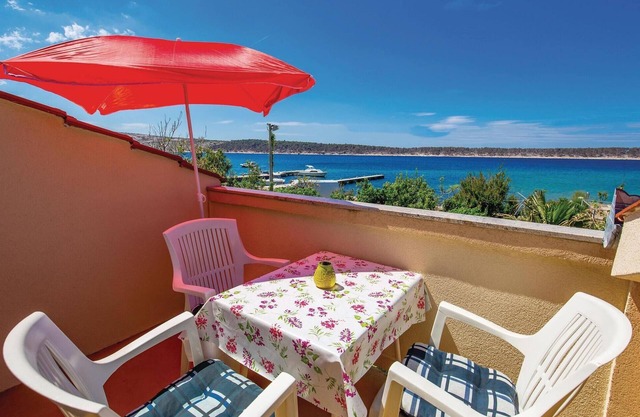 Nice apartment in Rab with kitchen