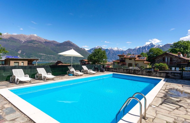 Nice apartment in villa for 6 guests with pool, WIFI, TV, terrace and pets allowed