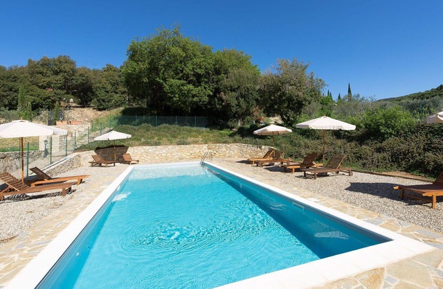 Nice apartment with WIFI, A/C, pool, TV, patio, panoramic view and parking, close to Siena