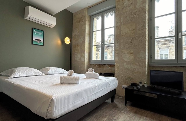 Nice bright flat with air conditioning and Bordeaux stone for 2p