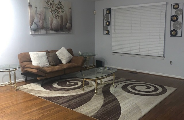 Nice clean townhome in the middle of everything mall, airport, DC, Baltimore ect