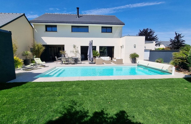 Nice Contemporary House With Heated Pool and Jacuzzi