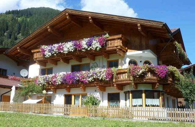 Nice cozy apartment in a quiet, central location with mountain views
