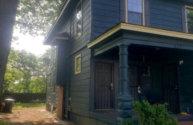 Nice Cozy Bungalow 10 minutes from downtown!