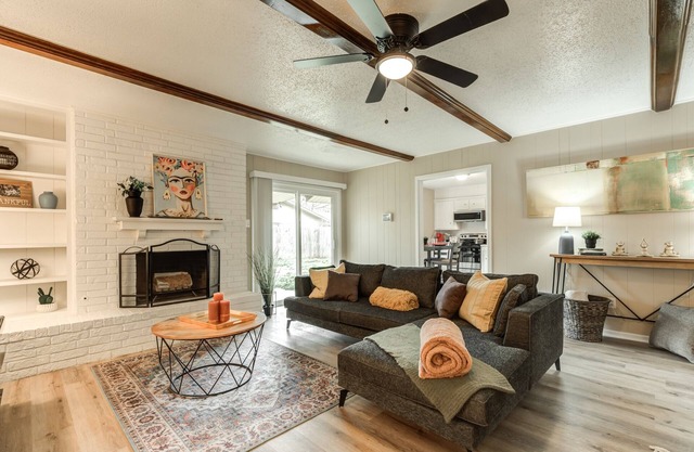 Nice & Cozy, Fire Place, Patio near TTU