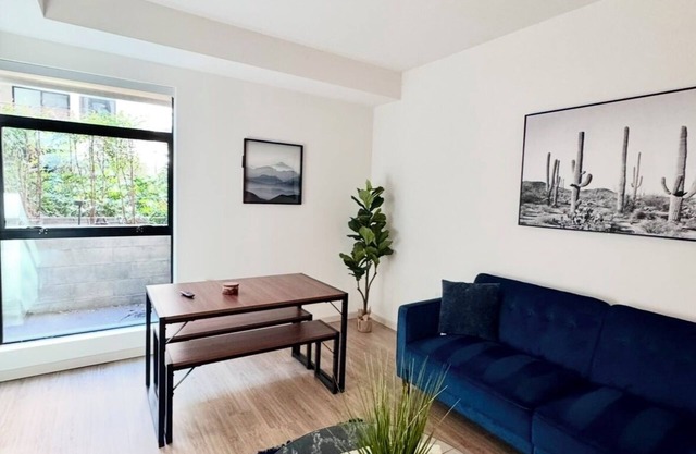 Nice Hollywood Blvd. Apartment with FREE PARKING