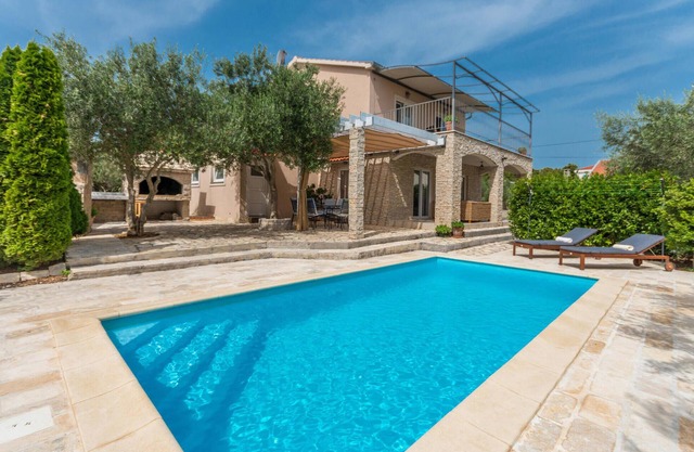 Nice home in Dobropoljana