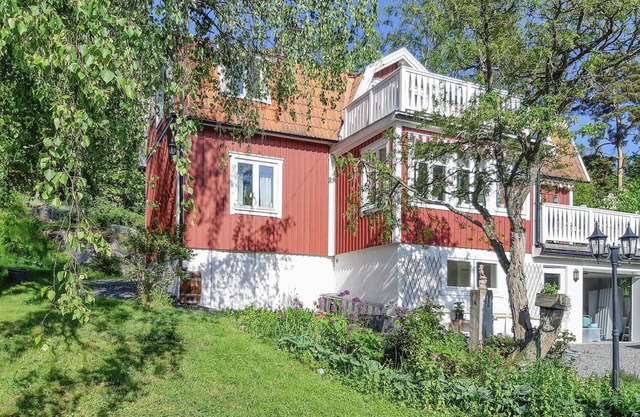 Nice home in Ljusterö with sauna