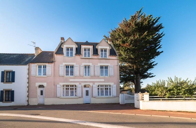 Nice house with large apartment and large garden. Only 400 meters from the beach