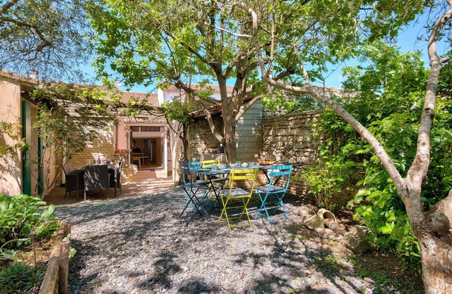 Nice house with shady garden for 11