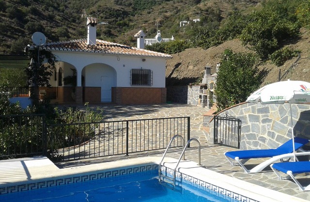 Nice house surrounded by nature with spectacular views. Private pool