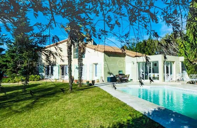 Nice house with large pool air conditionning in a quiet village with canal