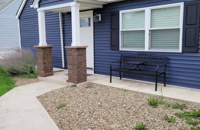 Nice house with private parking, king bed fenced yard