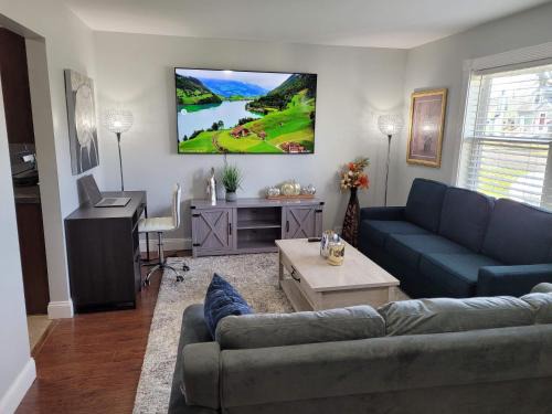 Nice house with private parking, king bed fenced yard