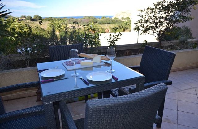 Nice modern apartment air-conditioned ground floor with sea view, large terrace.