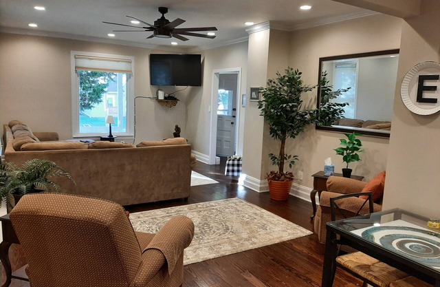 Nice quiet and safe place to stay you will enjoy, nice enclosed porch