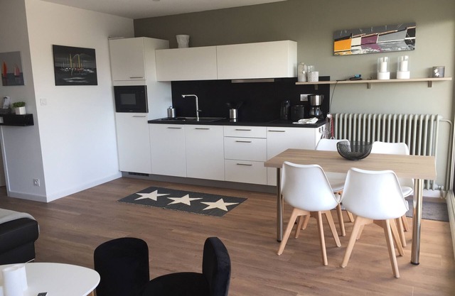Nice sea view, south facing, Wifi, Parking, 50 m from beach & Thalasso