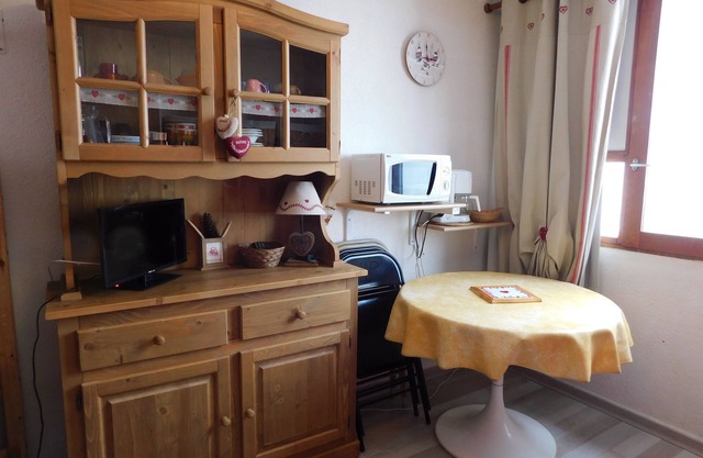 NICE STUDIO AT THE FOOT OF TRACKS, THE CORBIER