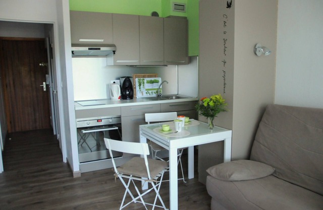 Nice studio. Beautiful location. Nearby sea. Private parking. Swim.Pool. Tennis
