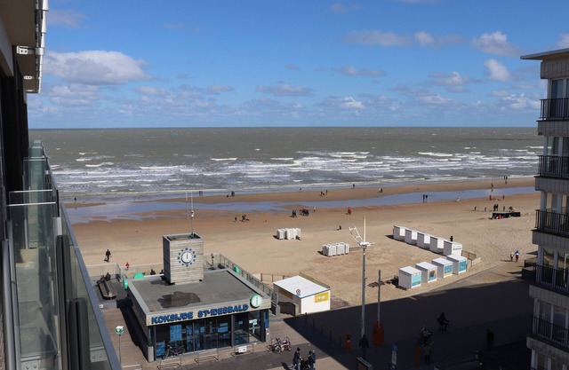 Nice studio with lateral sea view right at the beach