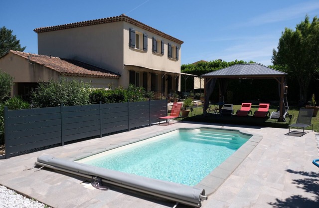 Nice villa with pool in Eyguieres Alpilles LS1-441