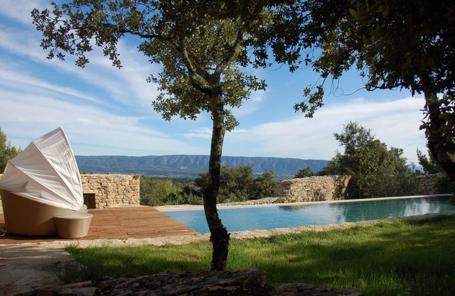 Nicely situated summerhouse with gorgeous swimmingpool in Gordes (free WIFI)