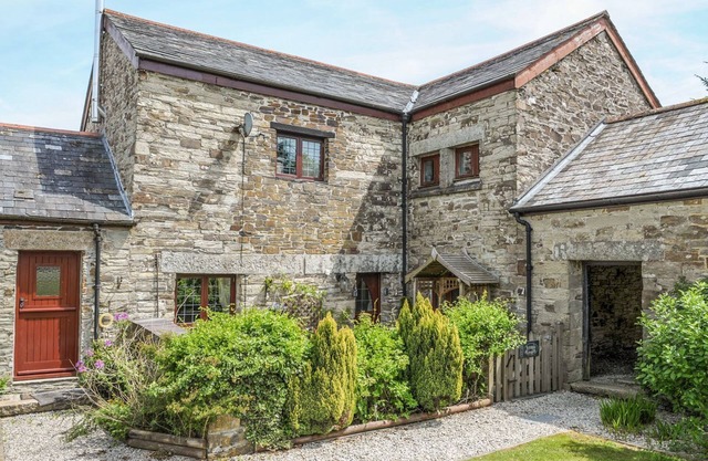 NIGHTINGALE COTTAGE, pet friendly, with open fire in Lostwithiel