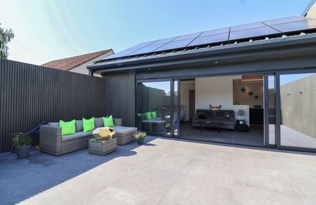 NINKY NONK, pet friendly, with hot tub in Bishop Sutton