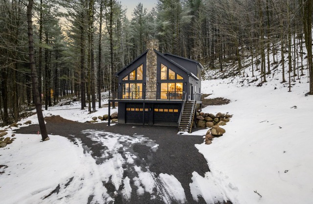 nLuxurious Tug Hill Lodge-Direct Snowmobile Access