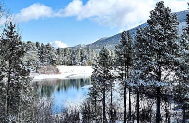 nLuxury Lakefront Container Home - Sauna, Fishing, Kayaks & Mountain Views