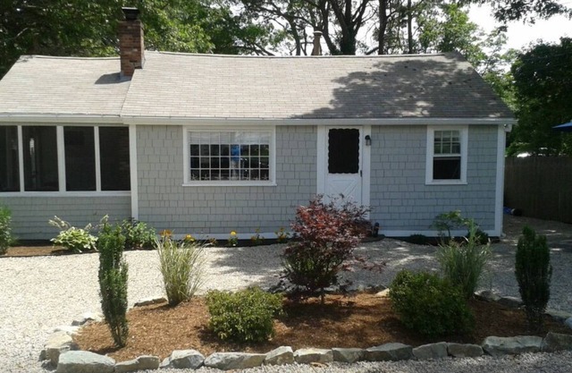 No place like Poppy, cozy 3 BR, 1bath outdoor shower 3 min walk to private beach