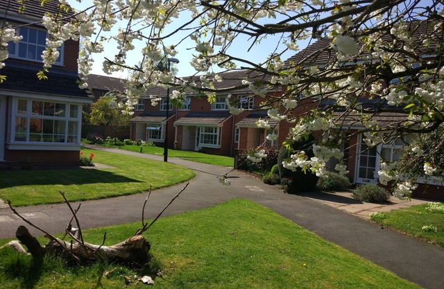 No shared access. 10 mins to RSC Theatre, restaurants & town centre