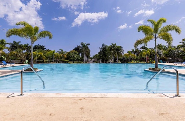 Noble House ~Spacious~Close to Beach ~Pool ~ Gym