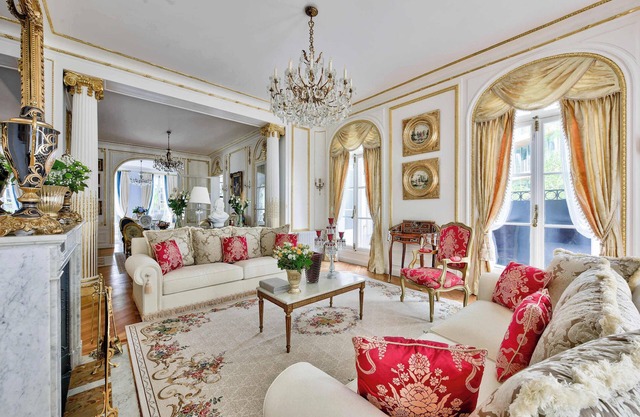 Noble luxury residence in the heart of Paris