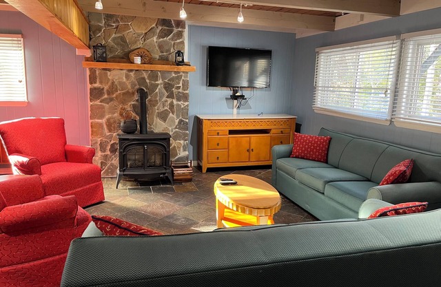 NoCo Spacious Fido Friendly Sleeps 19 Hot Tub Game Room
