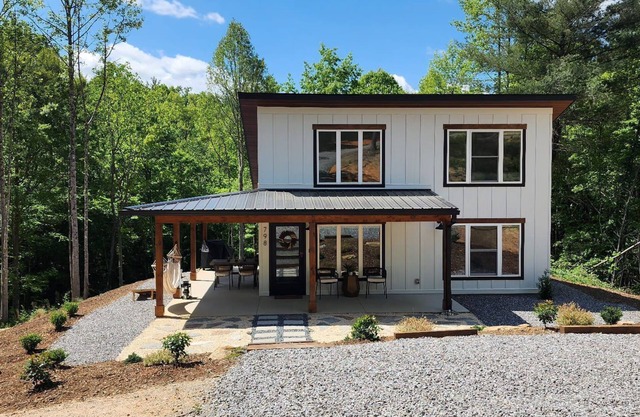 Nook by the Brook- Secluded Luxury Mountain Getaway/Creek/Fire pit/5 Min Lake