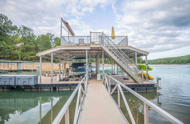 Nor Largo Lake House | Private Dock + 2 Boat Slip, Hot Tub, Fire Pit