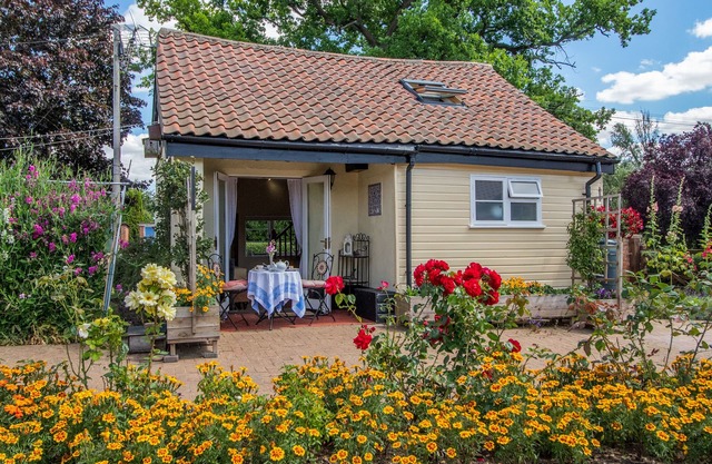 NORBANK COTTAGE, romantic, character holiday cottage in Bressingham