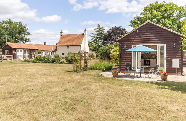 NORBANK GARDEN STUDIO, with a garden in Bressingham