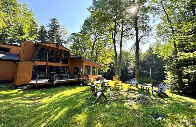 Nordic Chalet- Min to Mt Snow and Haystack. Hot tub, Sauna, Pond