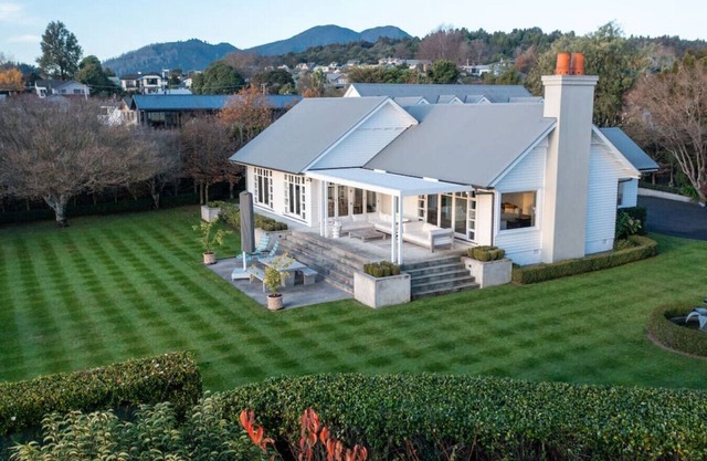 Norfolk House - touch of luxury, modern, spacious two storey villa, with spa pool, beautiful grounds