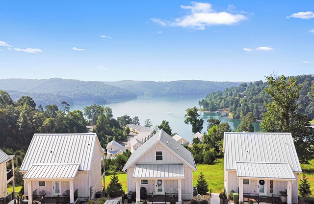 NORRIS LAKE COTTAGE W/AMAZING VIEW AT DEERFIELD RESORT, BOAT SLIPnINCL. SLEEPS 6