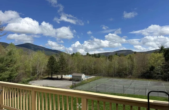 North Conway condo with mountain views and pool!