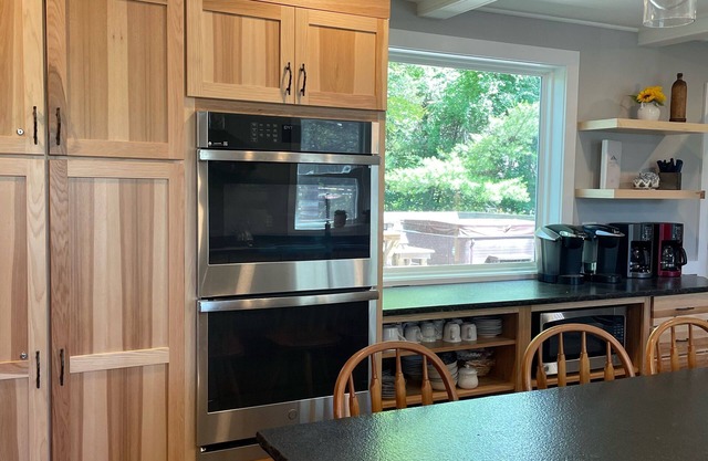 North Conway! Mins to 3 Ski Resorts Sleeps 22 with 9 bedrooms & outdoor Hot Tub!