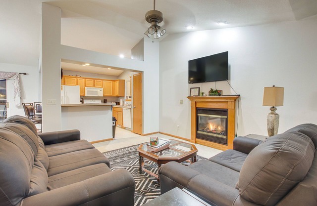 North Liberty Home ~ 11 Mi to University of Iowa!